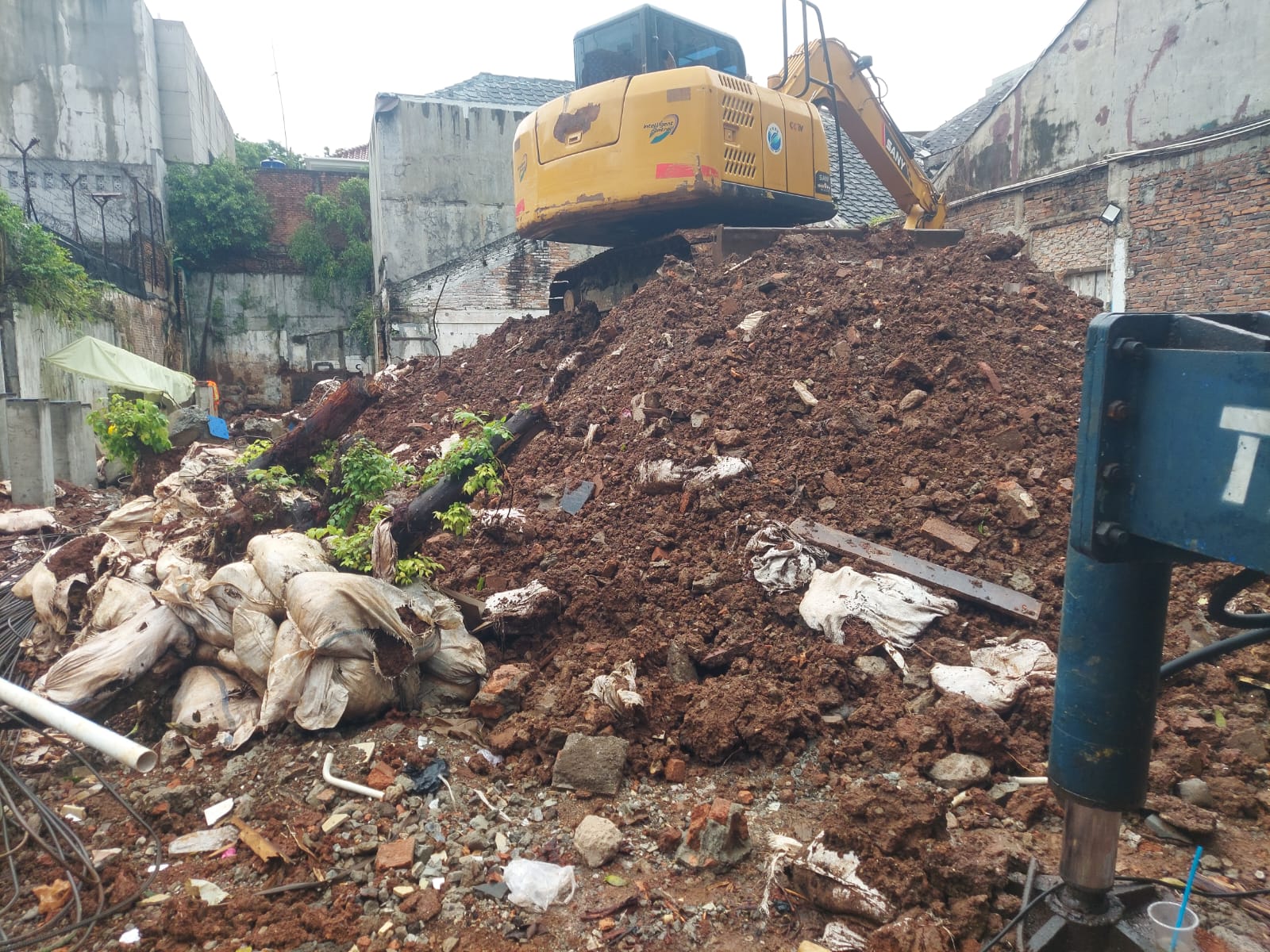 Solusi Efektif Cut and Fill Tanah di Menteng Jakarta Pusat: Layanan Terbaik untuk Proyek Konstruksi Anda